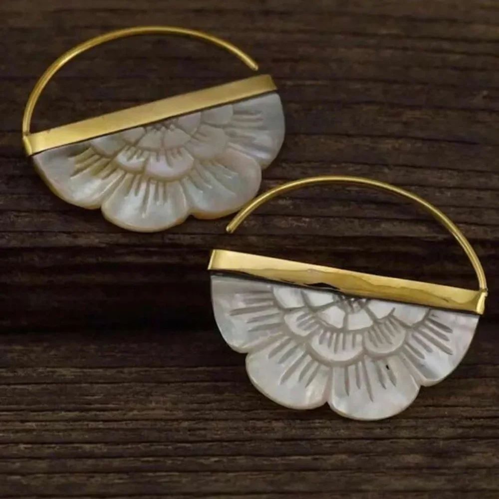 Elegant l Cream Floral Earrings A1562
